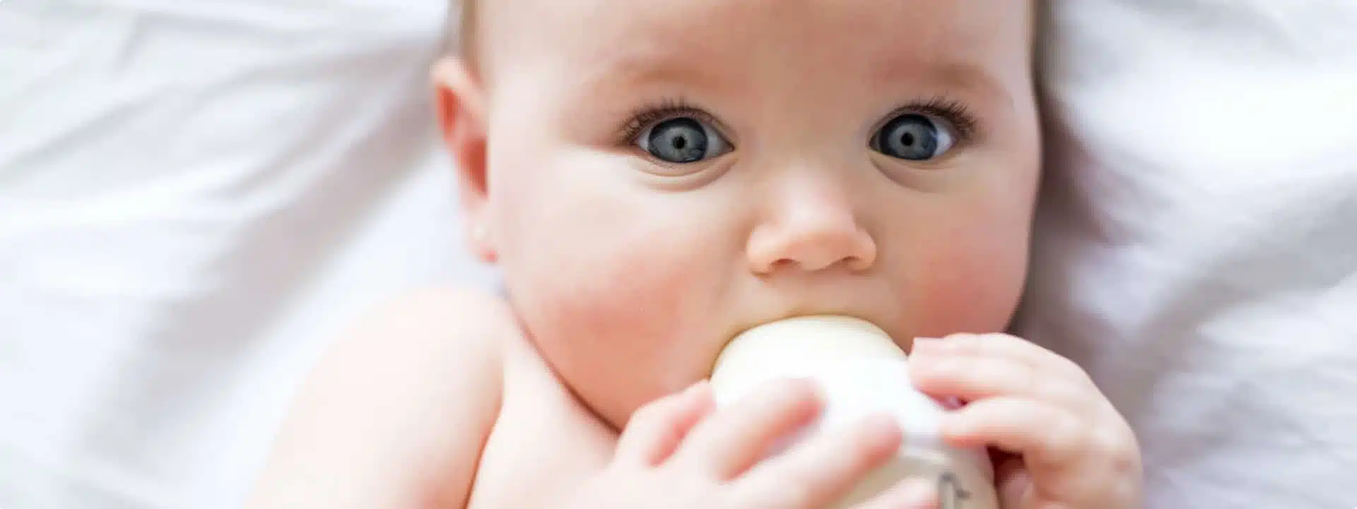 תינוק שותה חלב מבקבוק
