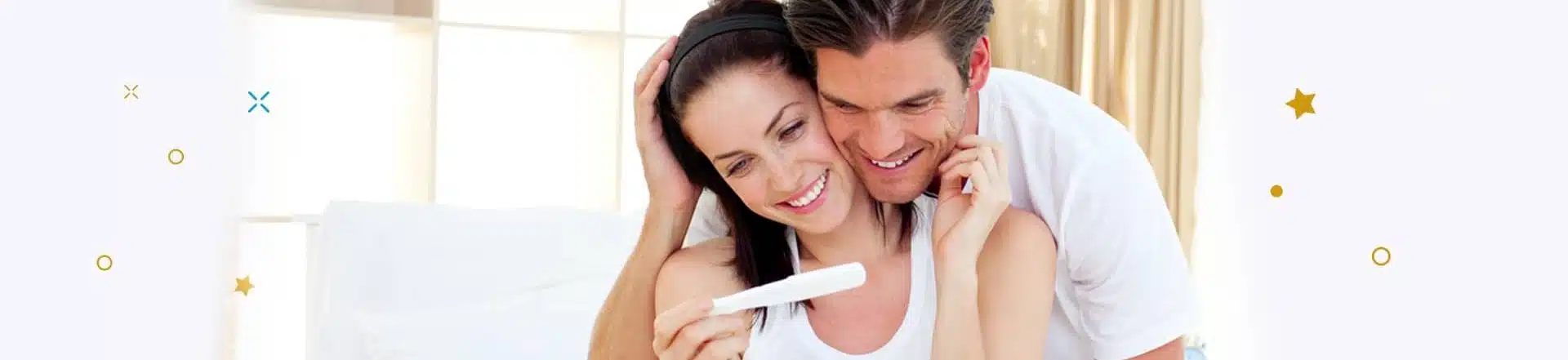 גבר ואישה מסתכלים בשמחה על בדיקת הריון