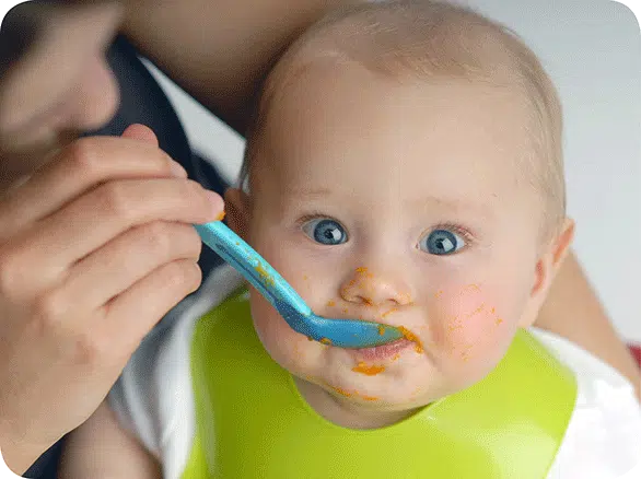 תינוק אוכל מכפית