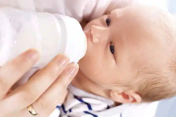 האכלת תינוק בבקבוק חלב