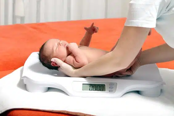 תינוק מונח על משקל