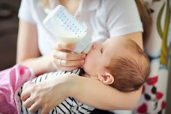 אמא מאכילה בבקבוק את התינוק