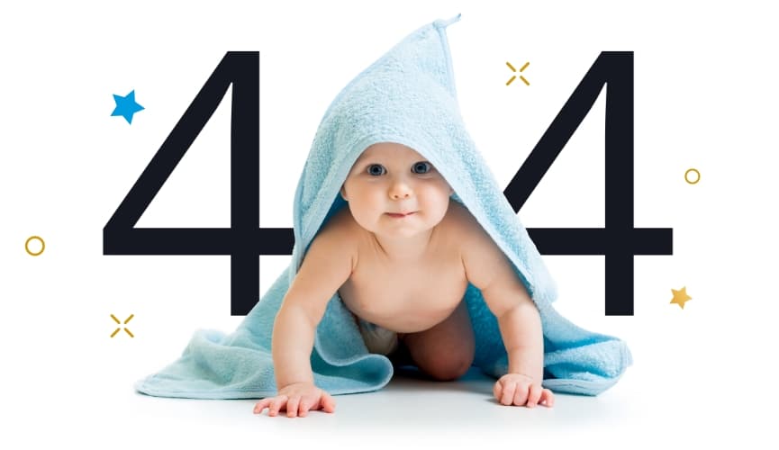 תינוק מכוסה במגבת על רקע המספר 404