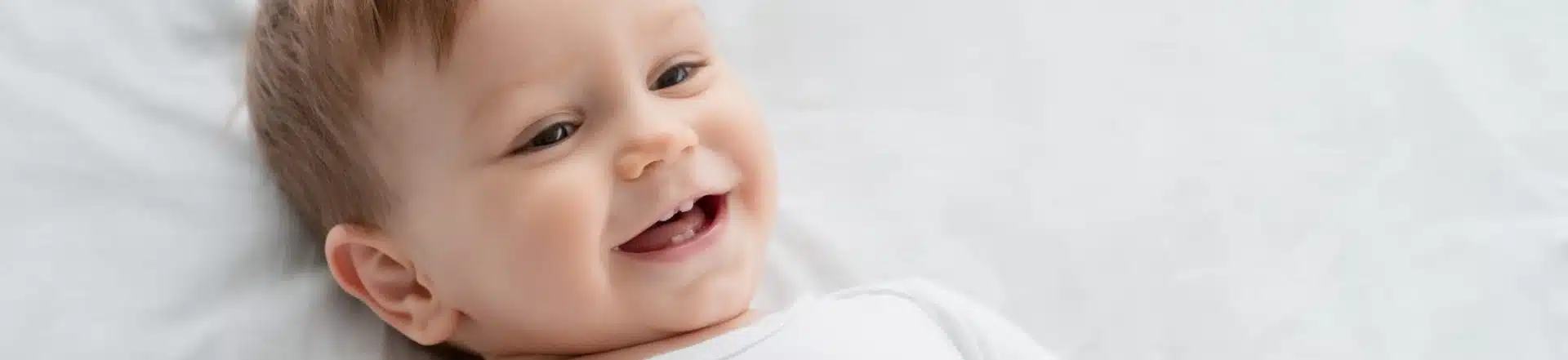 תינוק מחייך