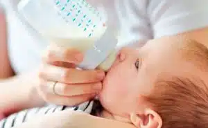 תינוק שותה מבקבוק
