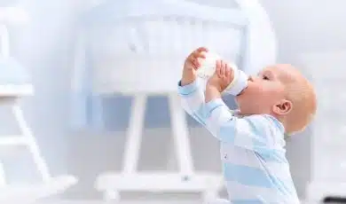 תינוק שותה חלב מבקבוק