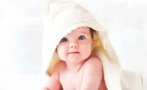 תינוק שוכב עם מגבת