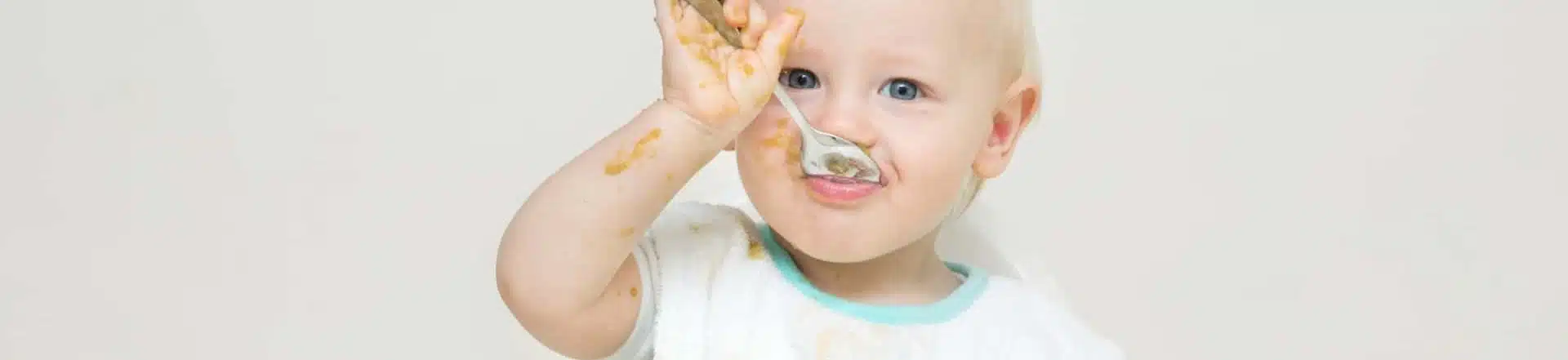 תינוק אוכל מכפית