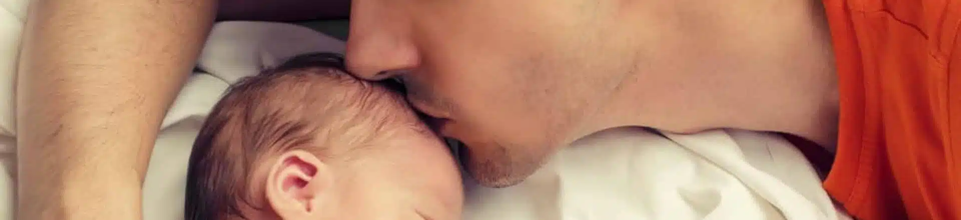 אבא מנשק תינוק בראש