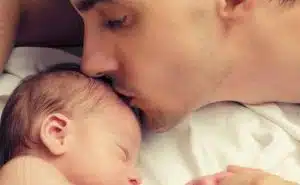 אבא מנשק תינוק בראש