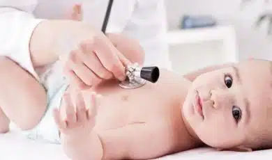 תינוק בבדיקת רופא