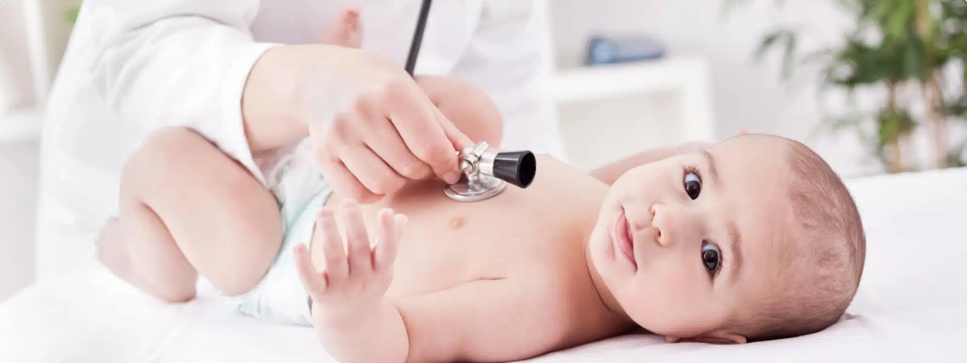 תינוק בבדיקת רופא