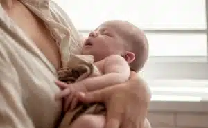 אמא מחזיקה את התינוק שלה