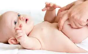 קירוב ברכיים לבטן של התינוק
