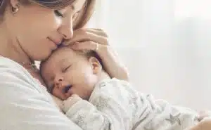 אמא מחבקת את התינוק שלה