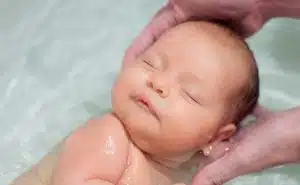 תינוק באמבטיה