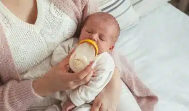 אמא מאכילה את תינוקה בבקבוק חלב