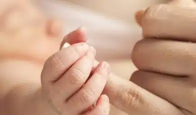 תינוק מחזיק לאימא את האצבע