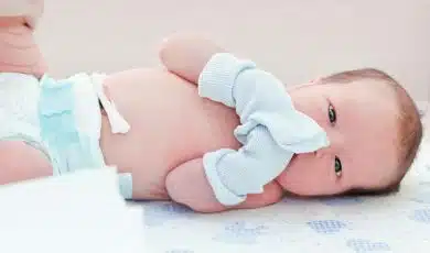 תינוק עם חבל הטבור