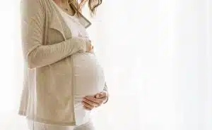אישה בהריון מחזיקה את הבטן