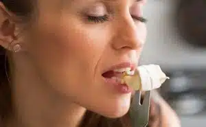 אישה אוכלת גבינת קממבר