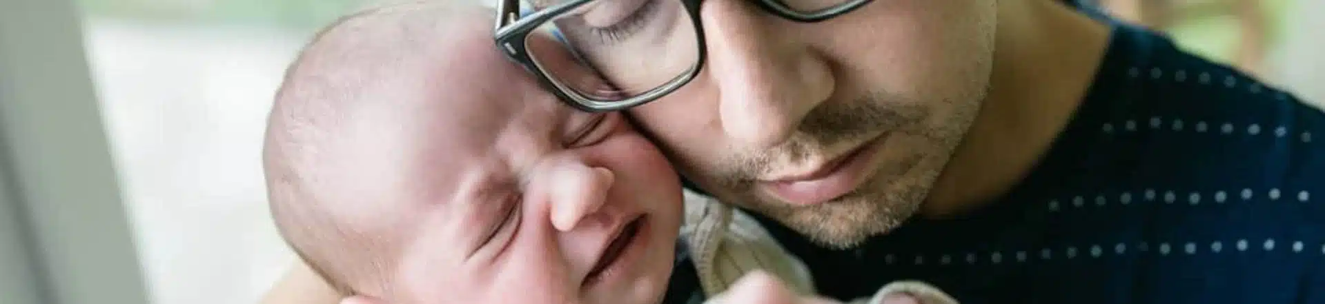 אבא מחבק תינוק בוכה