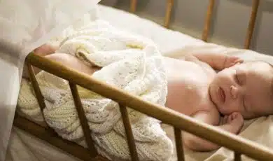 תינוק במיטה