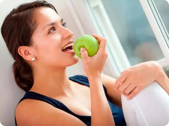 אישה אוכלת תפוח עץ