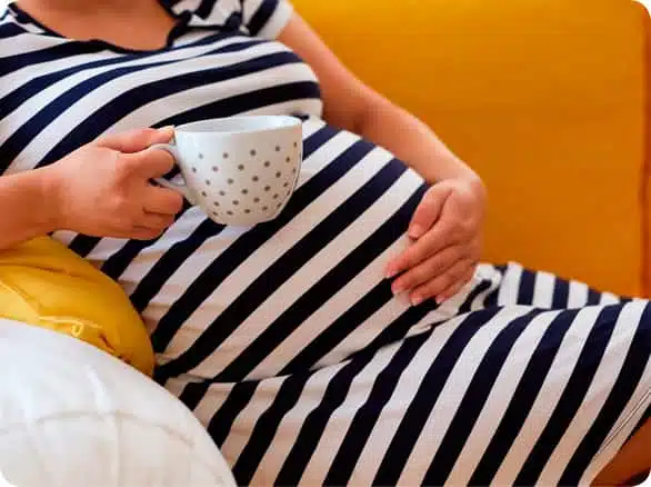 אישה בהריון שותה תה