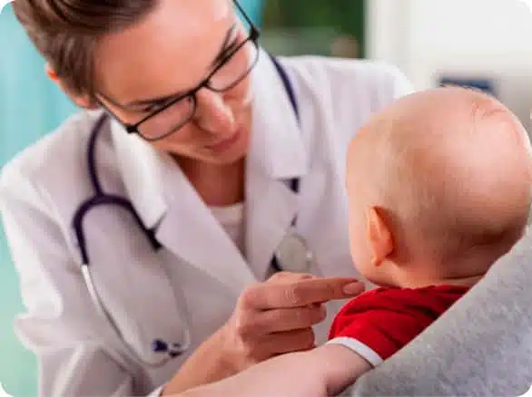 רופאה בודקת תינוק