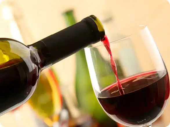 מזיגת יין אדום לכוס