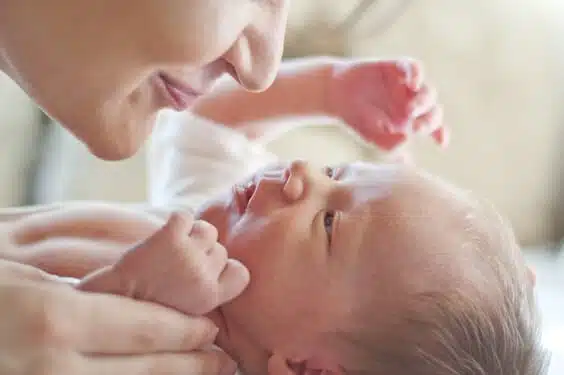 פנים של אימא מחייכות לפנים של התינוק