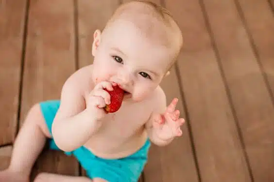 תינוק אוכלת תות