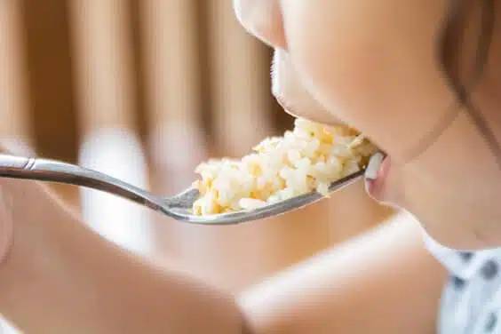 ילדה אוכלת כפית עם אורז