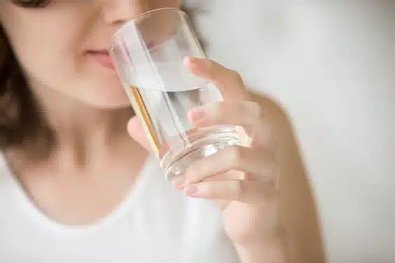 אישה שותה מכוס
