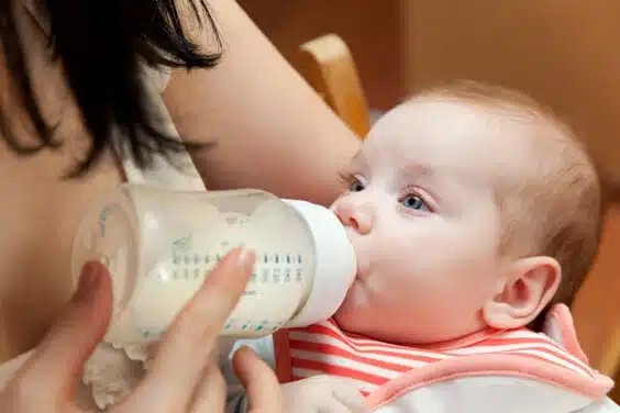 תינוקות אוכלת בקבוק חלב