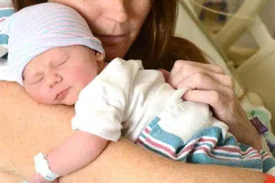 אישה מחזיקה את התינוק שלה בבית החולים