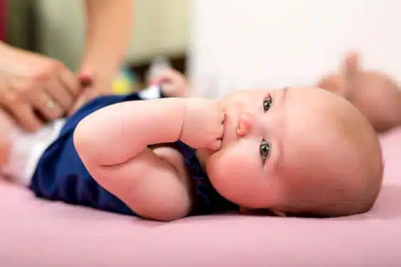 ,תינוק מונח על משקל תינוקות