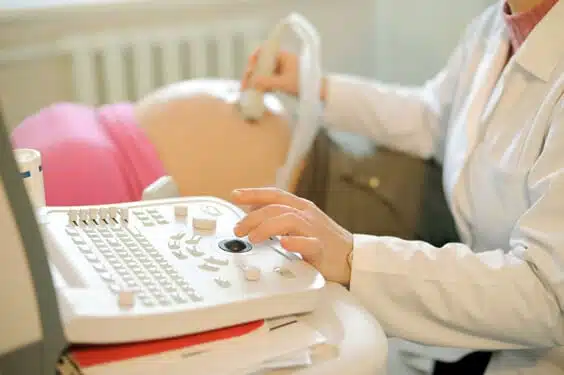 בדיקת אולטראסאונד לאישה בהריון