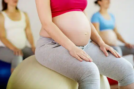 אישה בהריון על כדור פיזיו