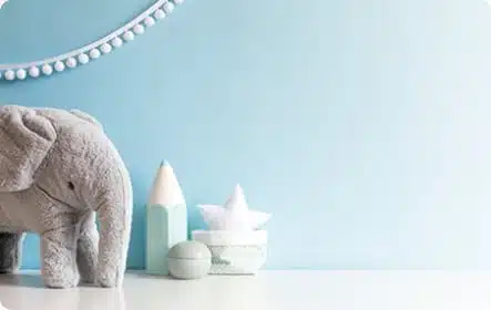אלמנט חדר תינוקות מאובזר בבובת פיל וקישוטים