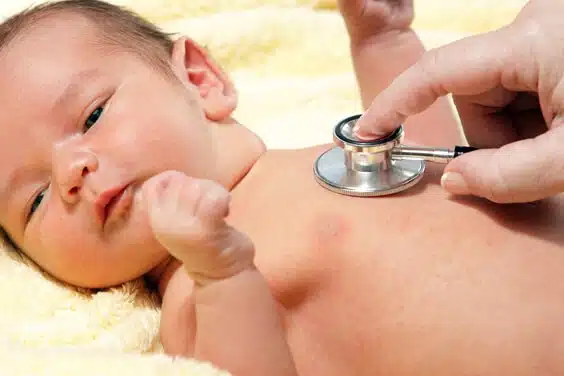 סטטוסקופ על הגוף של התינוק