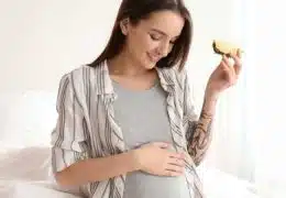 אישה בהריון אוכלת אננס
