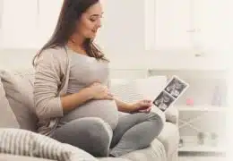 אישה בהריון מחזיקה תמונת אולטרסאונד