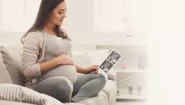 אישה בהריון מחזיקה תמונת אולטרסאונד
