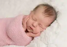 תינוק ישן ספון בשמיכת טטרה