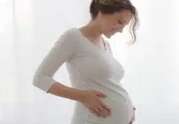 אישה בהריון מחזיקה את הבטן