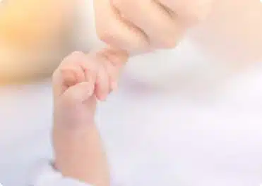 תינוק אוחז באצבע של אימו