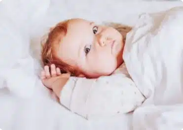 תינוקת שוכבת במיטה