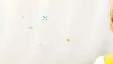 תינוקת מואכלת על-ידי אמה באמצעות כפית
